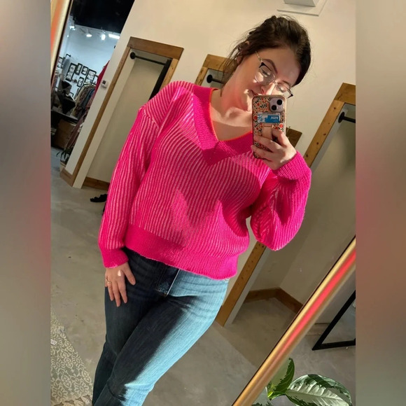 Boutique Poppin’ Pink Vneck Boutique medium NWT - Picture 2 of 2